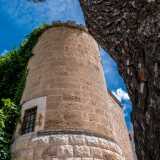 ...caratterizzata da una torre cilindrica in mattoni chiari con merlatura sommitale dentellata che affianca il monumentale ingresso